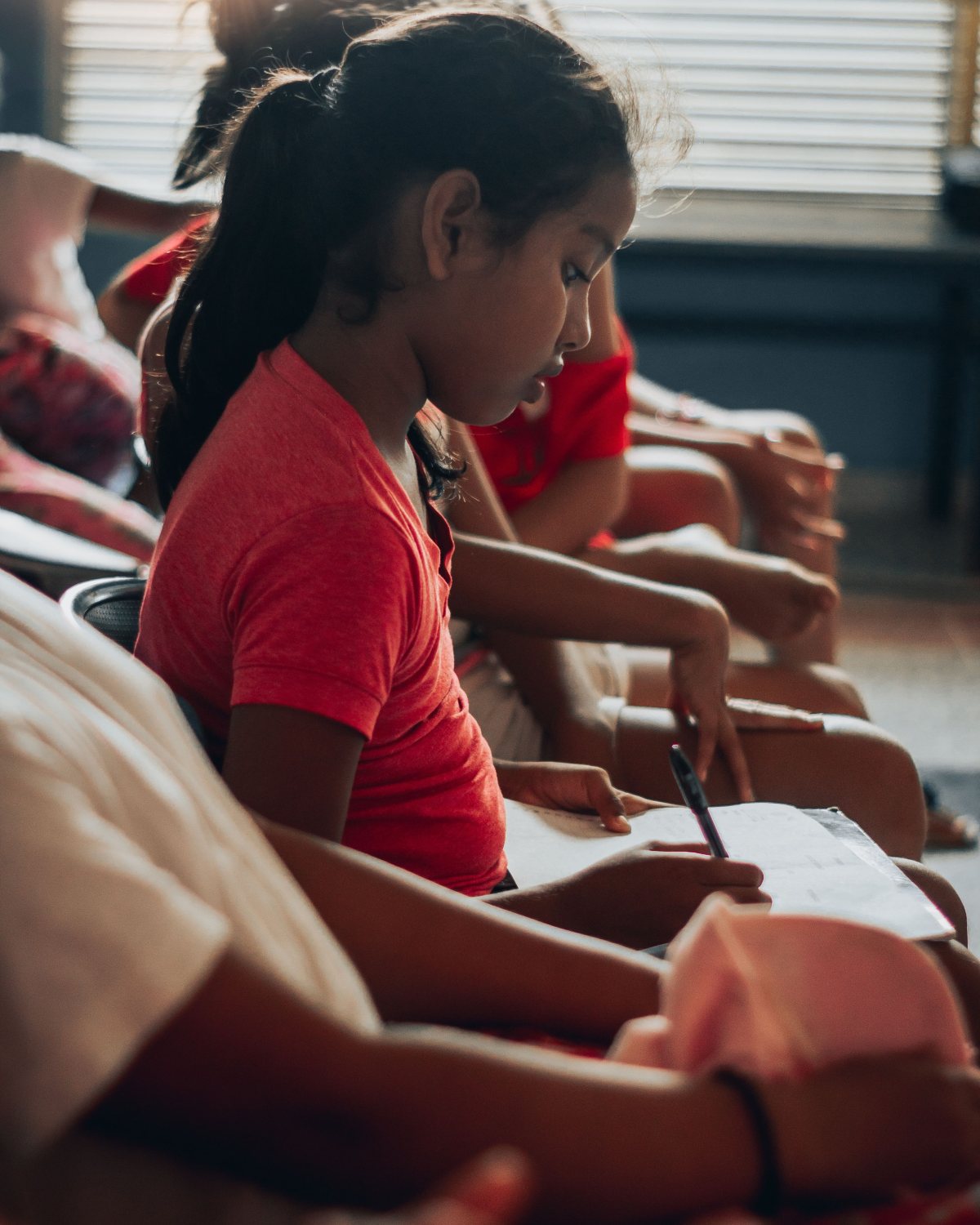 Criança em atividade educativa do Instituto Construindo Campeões